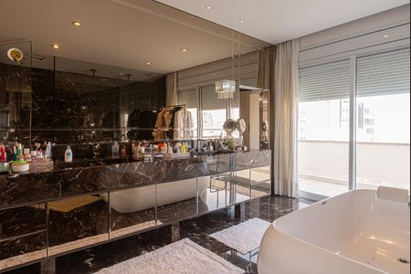 Apartamento à venda com 475m², 4 quartos e 4 vagasBanheiro da Suíte 1