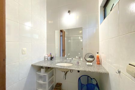 Casa de condomínio à venda com 180m², 4 quartos e 3 vagasBanheiro