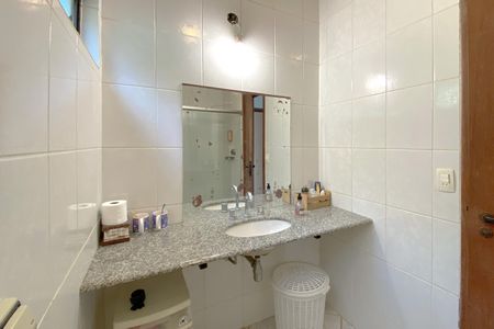 Casa de condomínio à venda com 180m², 4 quartos e 3 vagasBanheiro da Suíte 1