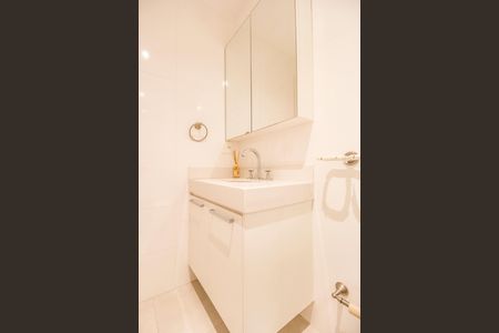 Apartamento para alugar com 96m², 2 quartos e 3 vagas Apartamento para alugar com 96m², 2 quartos e 3 vagasBanheiro da Suíte 1