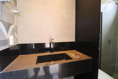 Casa para alugar com 435m², 4 quartos e 4 vagasBanheiro da piscina