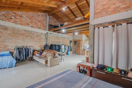 Casa à venda com 500m², 3 quartos e 4 vagas Casa à venda com 500m², 3 quartos e 4 vagasSuíte - Casa Frente