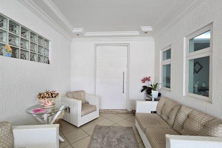 Casa à venda com 200m², 3 quartos e 3 vagas Casa à venda com 200m², 3 quartos e 3 vagasHall