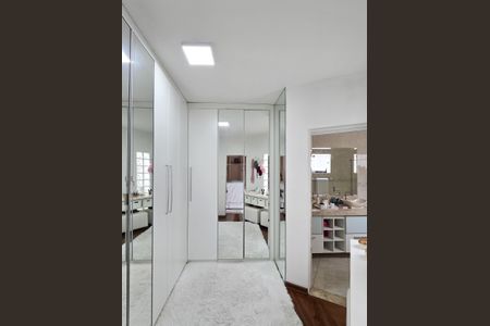 Casa à venda com 200m², 3 quartos e 3 vagas Casa à venda com 200m², 3 quartos e 3 vagasCloset da suíte