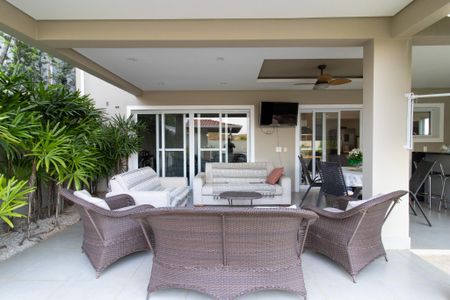 Casa de condomínio à venda com 300m², 4 quartos e 4 vagas Casa de condomínio à venda com 300m², 4 quartos e 4 vagasÁrea externa