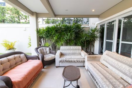 Casa de condomínio à venda com 300m², 4 quartos e 4 vagas Casa de condomínio à venda com 300m², 4 quartos e 4 vagasÁrea externa