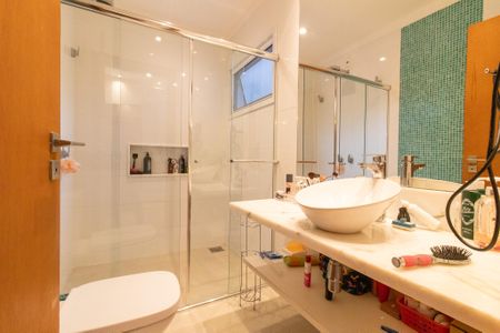 Casa de condomínio à venda com 300m², 4 quartos e 4 vagasBanheiro da Suíte 2