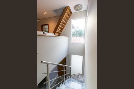 Casa de condomínio à venda com 300m², 4 quartos e 4 vagas Casa de condomínio à venda com 300m², 4 quartos e 4 vagasEscada