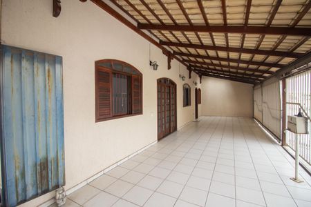 Casa à venda com 200m², 3 quartos e 2 vagas Casa à venda com 200m², 3 quartos e 2 vagasGaragem