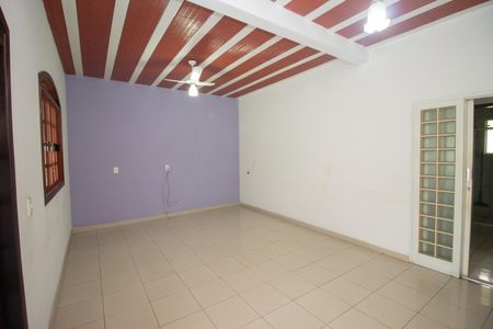 Casa à venda com 200m², 3 quartos e 2 vagas Casa à venda com 200m², 3 quartos e 2 vagasSala