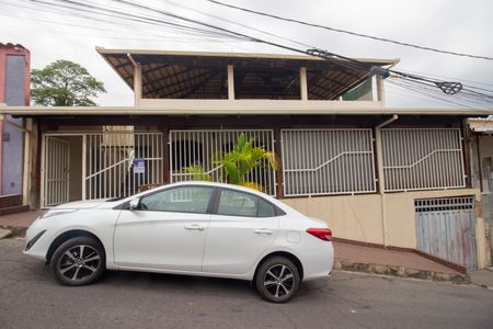Casa à venda com 200m², 3 quartos e 2 vagas Casa à venda com 200m², 3 quartos e 2 vagasFachada