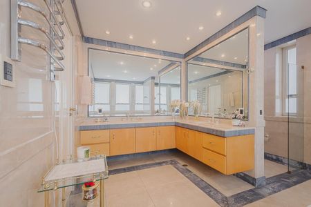 Apartamento à venda com 578m², 5 quartos e 8 vagasBanheiro da Suíte 4