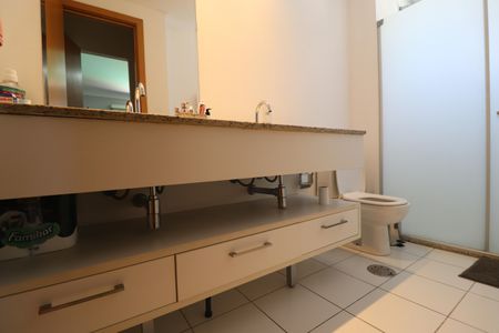 Apartamento à venda com 92m², 2 quartos e 2 vagasBanheiro Quarto 1 suíte