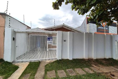 Casa à venda com 240m², 4 quartos e 4 vagas Casa à venda com 240m², 4 quartos e 4 vagasFachada do Prédio