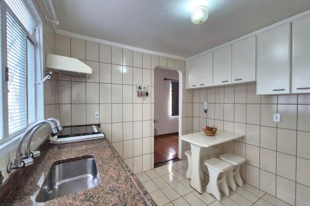 Casa à venda com 240m², 4 quartos e 4 vagas Casa à venda com 240m², 4 quartos e 4 vagasCozinha
