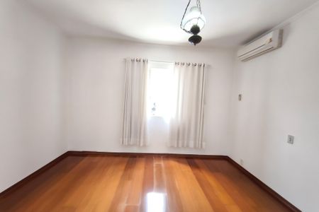 Casa à venda com 240m², 4 quartos e 4 vagasSuíte