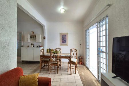 Casa à venda com 240m², 4 quartos e 4 vagas Casa à venda com 240m², 4 quartos e 4 vagasSala