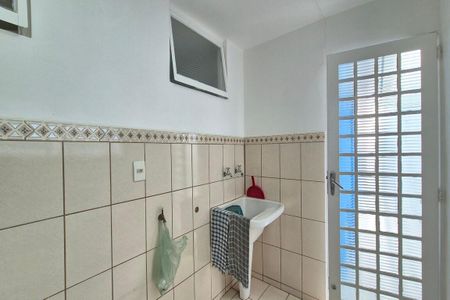 Casa à venda com 240m², 4 quartos e 4 vagas Casa à venda com 240m², 4 quartos e 4 vagasÁrea de Serviço