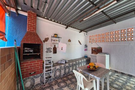 Casa à venda com 240m², 4 quartos e 4 vagas Casa à venda com 240m², 4 quartos e 4 vagasÁrea comum - Churrasqueira