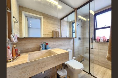 Apartamento à venda com 140m², 3 quartos e 4 vagas Apartamento à venda com 140m², 3 quartos e 4 vagasBanheiro da Suíte 2