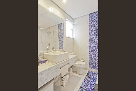 Casa à venda com 275m², 3 quartos e 6 vagasBanheiro da Suíte 1