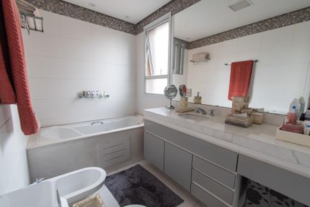 Apartamento à venda com 160m², 2 quartos e 3 vagasBanheiro da suíte 2