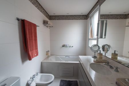 Apartamento à venda com 160m², 2 quartos e 3 vagasBanheiro da suíte 2