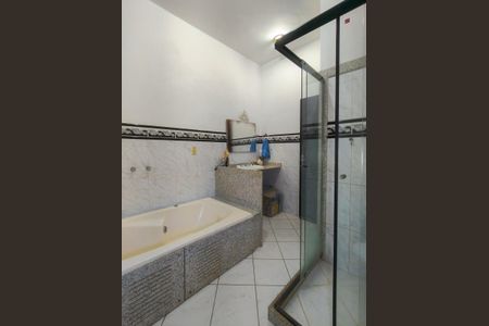 Casa à venda com 214m², 6 quartos e 1 vagaBanheiro