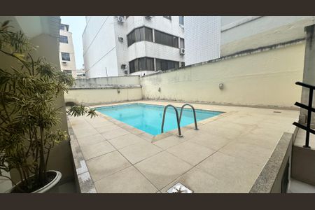 Apartamento para alugar com 220m², 3 quartos e 3 vagas Apartamento para alugar com 220m², 3 quartos e 3 vagasÁrea comum - Piscina