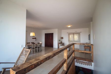 Casa para alugar com 279m², 5 quartos e 2 vagas Casa para alugar com 279m², 5 quartos e 2 vagasEscada