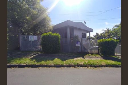 Casa para alugar com 279m², 5 quartos e 2 vagas Casa para alugar com 279m², 5 quartos e 2 vagasFachada