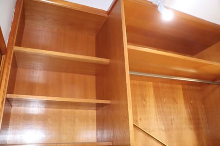 Casa de condomínio para alugar com 360m², 5 quartos e 6 vagasSuíte 3 Closet