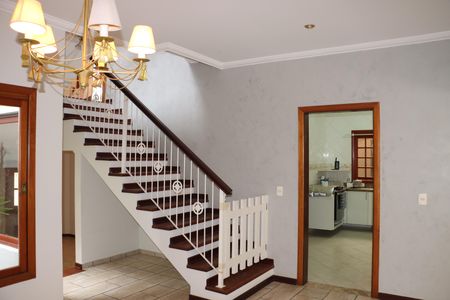 Casa de condomínio para alugar com 360m², 5 quartos e 6 vagasSala