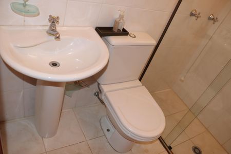 Casa de condomínio para alugar com 360m², 5 quartos e 6 vagasBanheiro de Serviço