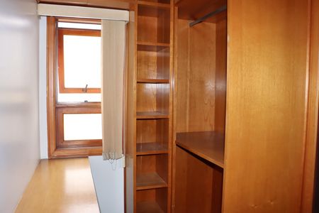 Casa de condomínio para alugar com 360m², 5 quartos e 6 vagasSuíte 2 Closet