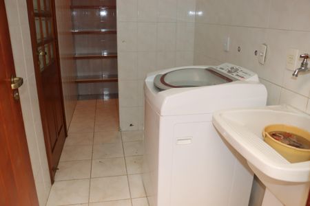 Casa de condomínio para alugar com 360m², 5 quartos e 6 vagasÁrea de Serviço