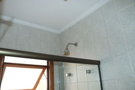 Casa de condomínio para alugar com 360m², 5 quartos e 6 vagasBanheiro da Suíte 3