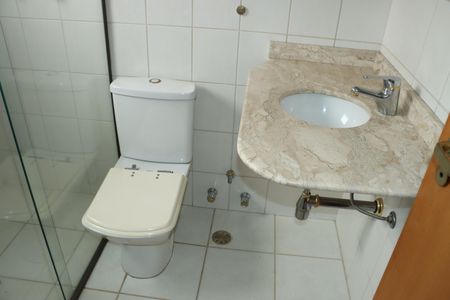 Casa de condomínio para alugar com 360m², 5 quartos e 6 vagasBanheiro da Suíte 2