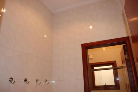 Casa de condomínio para alugar com 360m², 5 quartos e 6 vagasBanheiro de Serviço