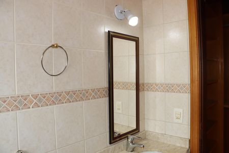 Casa de condomínio para alugar com 360m², 5 quartos e 6 vagasBanheiro da Suíte 1