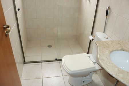 Casa de condomínio para alugar com 360m², 5 quartos e 6 vagasBanheiro da Suíte 1