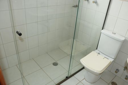 Casa de condomínio para alugar com 360m², 5 quartos e 6 vagasBanheiro da Suíte 2