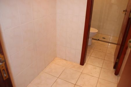 Casa de condomínio para alugar com 360m², 5 quartos e 6 vagasBanheiro de Serviço