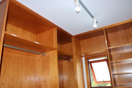 Casa de condomínio para alugar com 360m², 5 quartos e 6 vagasSuíte 4 Closet