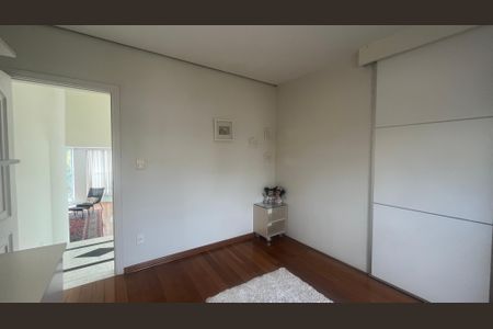 Casa de condomínio à venda com 980m², 4 quartos e 8 vagasSuíte