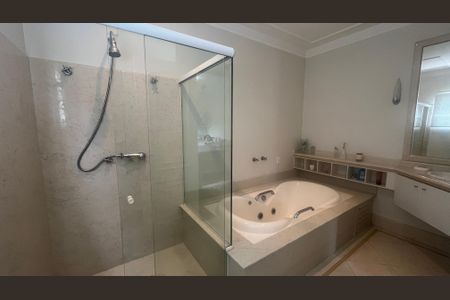 Casa de condomínio à venda com 980m², 4 quartos e 8 vagasBanheiro da Suíte