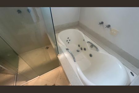 Casa de condomínio à venda com 980m², 4 quartos e 8 vagasBanheiro da Suíte