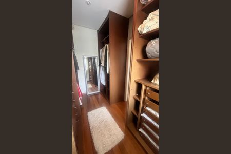 Casa de condomínio à venda com 980m², 4 quartos e 8 vagasCloset da Suíte