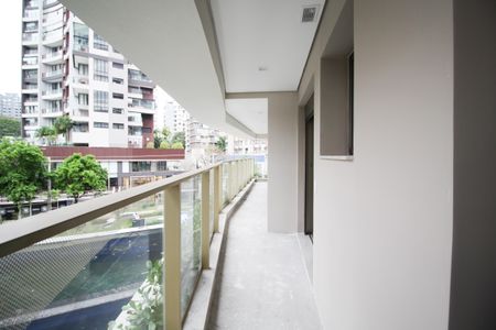 Apartamento à venda com 222m², 3 quartos e 3 vagas Apartamento à venda com 222m², 3 quartos e 3 vagasVaranda da Suíte