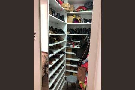 Apartamento à venda com 168m², 3 quartos e 3 vagas Apartamento à venda com 168m², 3 quartos e 3 vagasCloset